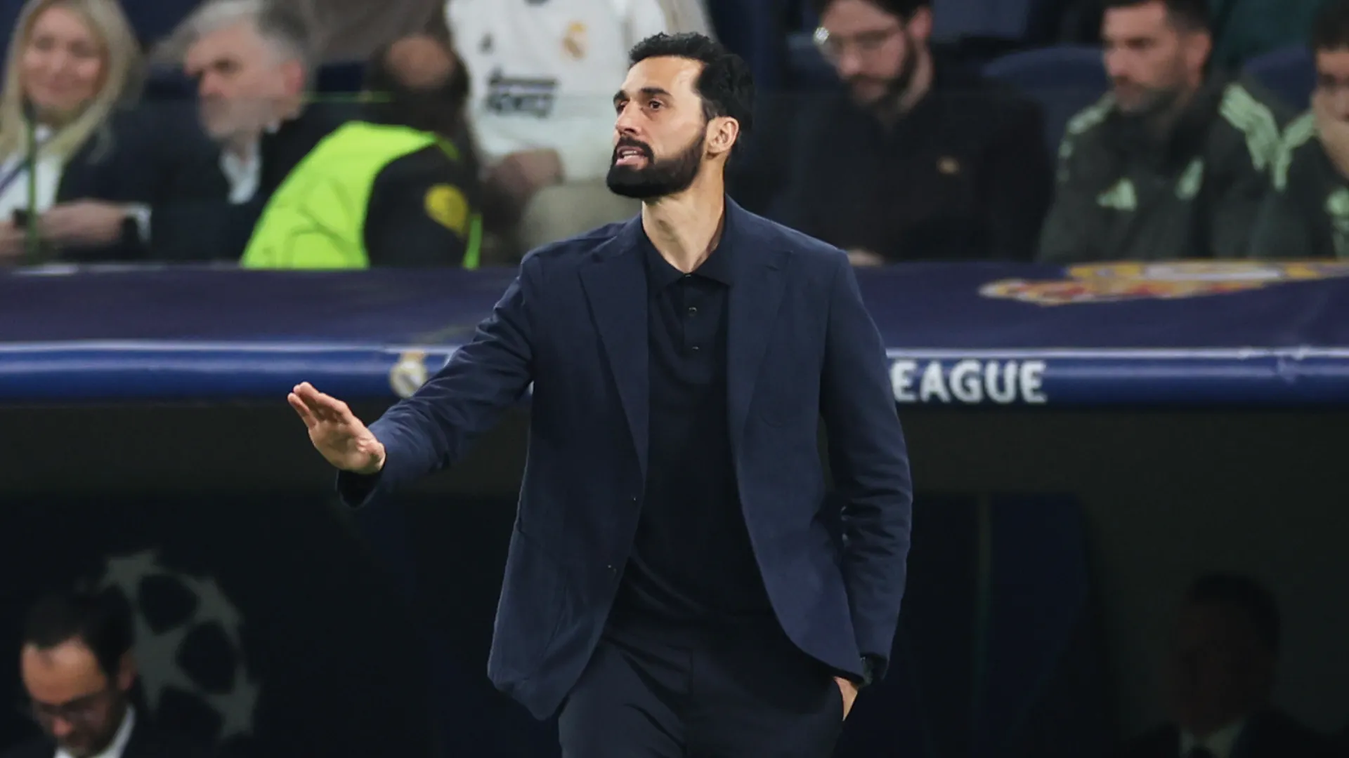 Álvaro Arbeloa orientando o time durante partida do Real Madrid