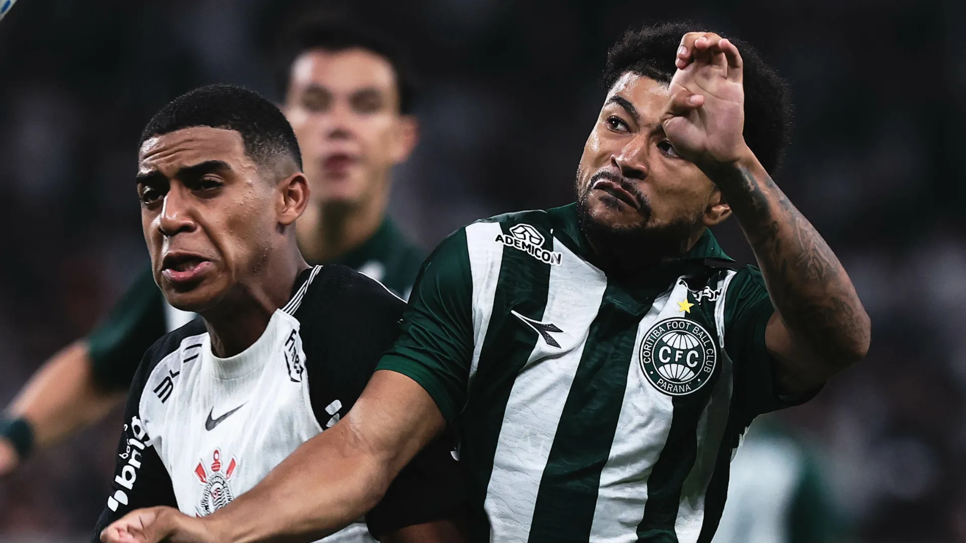 Lucas Ronier disputando bola com Gui Negão, do Corinthians