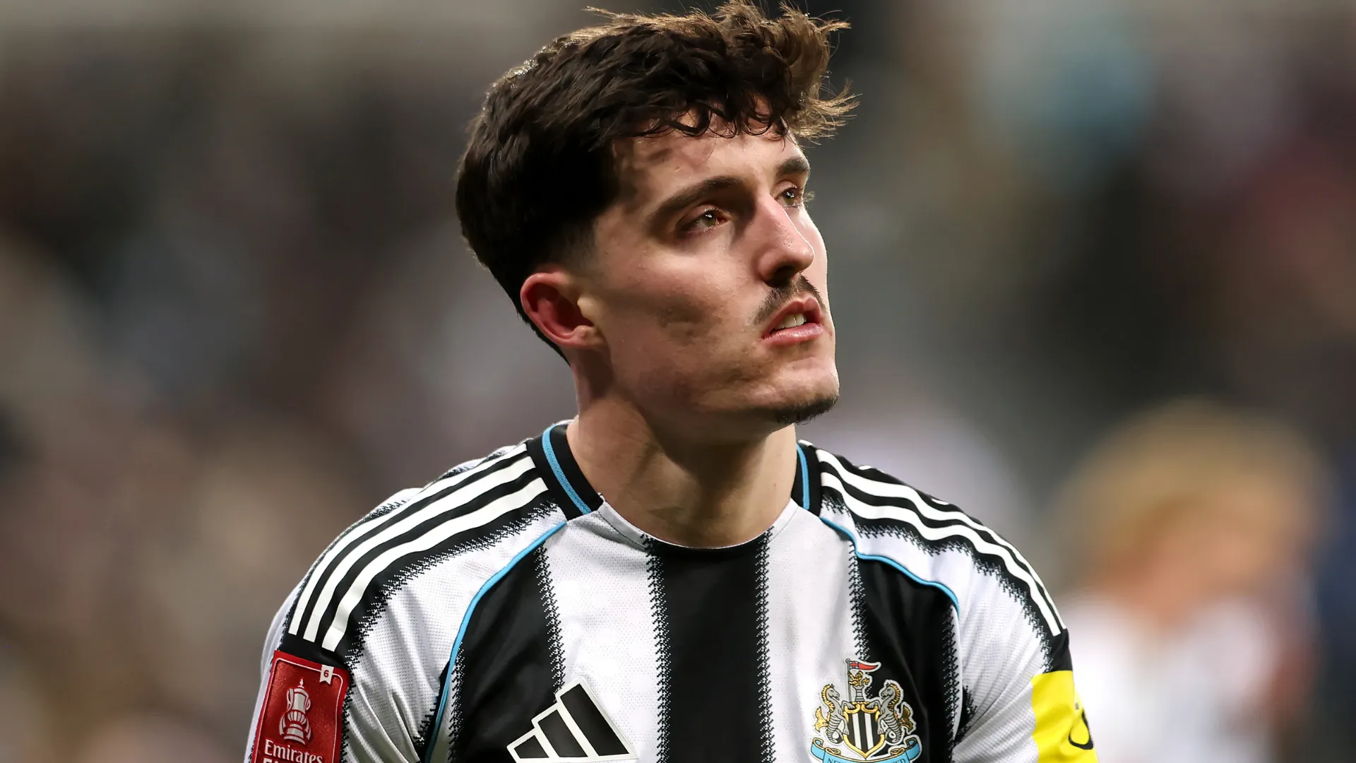 Tino Livramento aparece focado durante uma partida pelo Newcastle