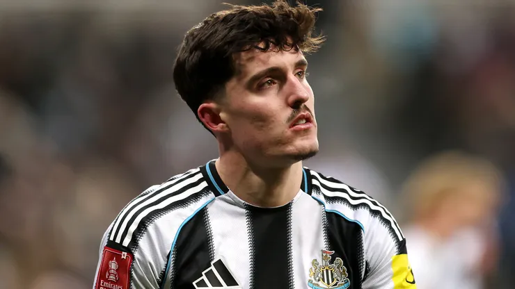 Tino Livramento em campo pelo Newcastle. Foto: Annabel Lee-Ellis/Getty Images