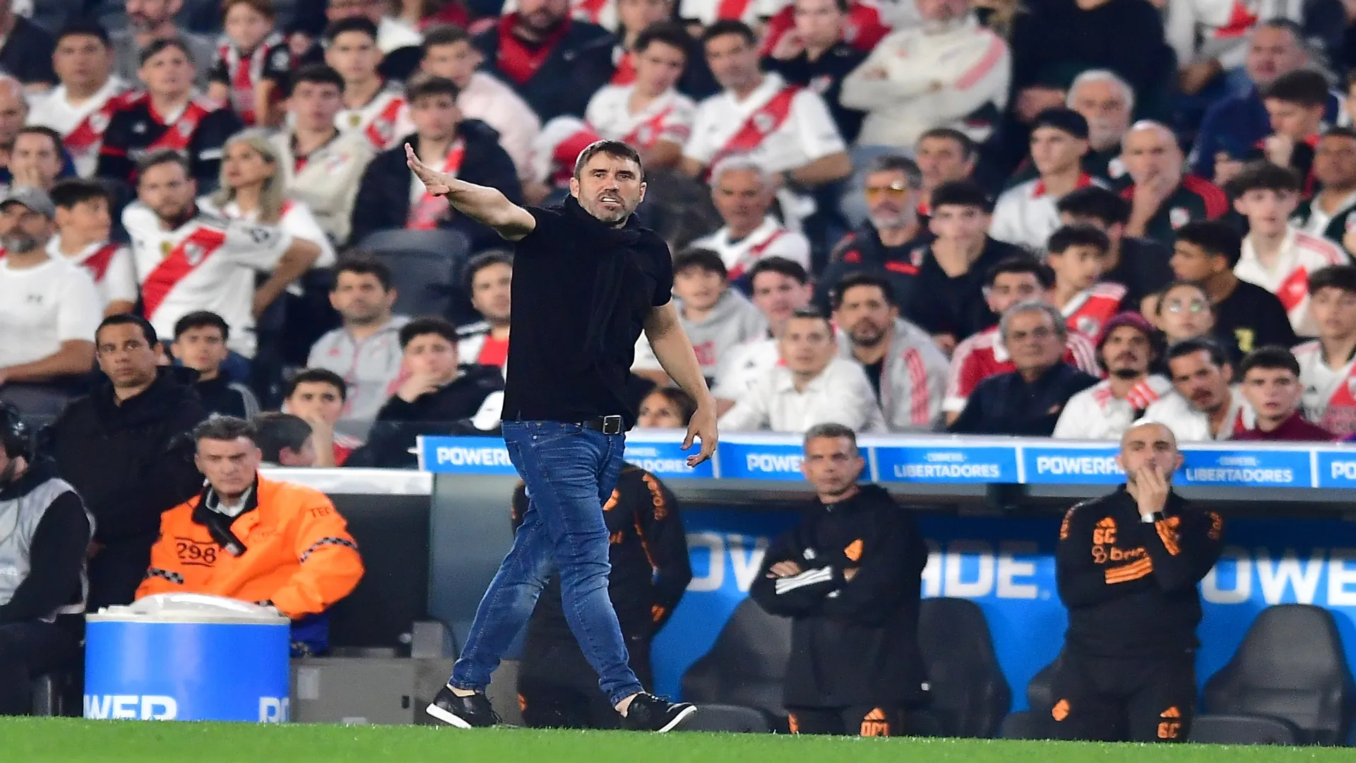 Coudet, ainda no Internacional, em partida contra o River Plate em 2023 – Marcelo Endelli/Getty Images