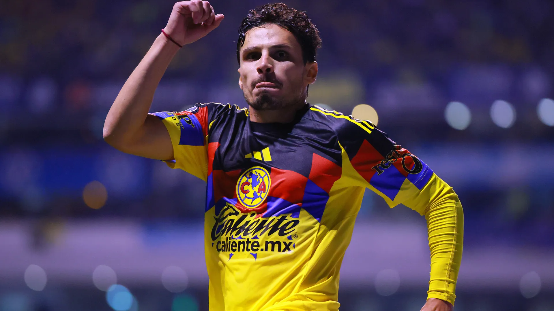 Raphael Veiga aparece comemorando um gol pelo América