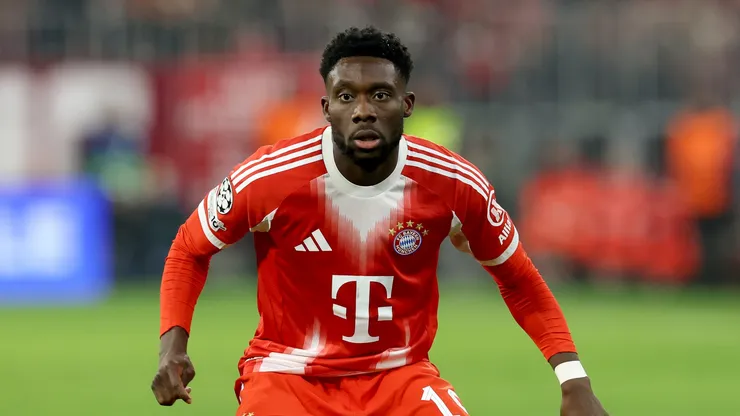 Alphonso Davies em ação durante jogo do Bayer (Alexander Hassenstein/Getty Images)