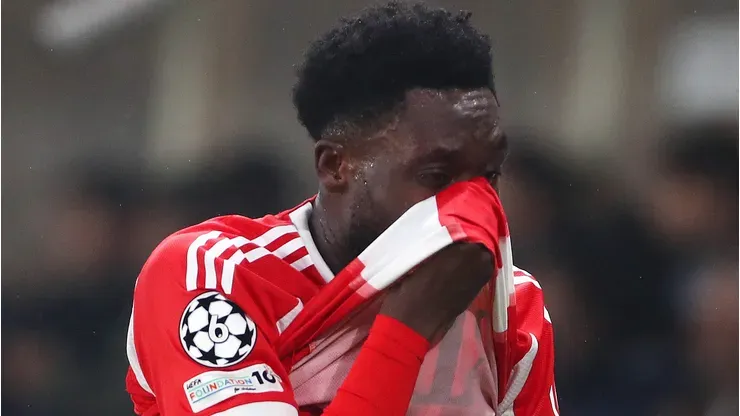 Alphonso Davies após ser substituído. (Photo by Marco Luzzani/Getty Images)