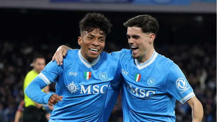 Alisson Santos (E) com a camisa do Napoli - Foto: Francesco Pecoraro/Getty Images)