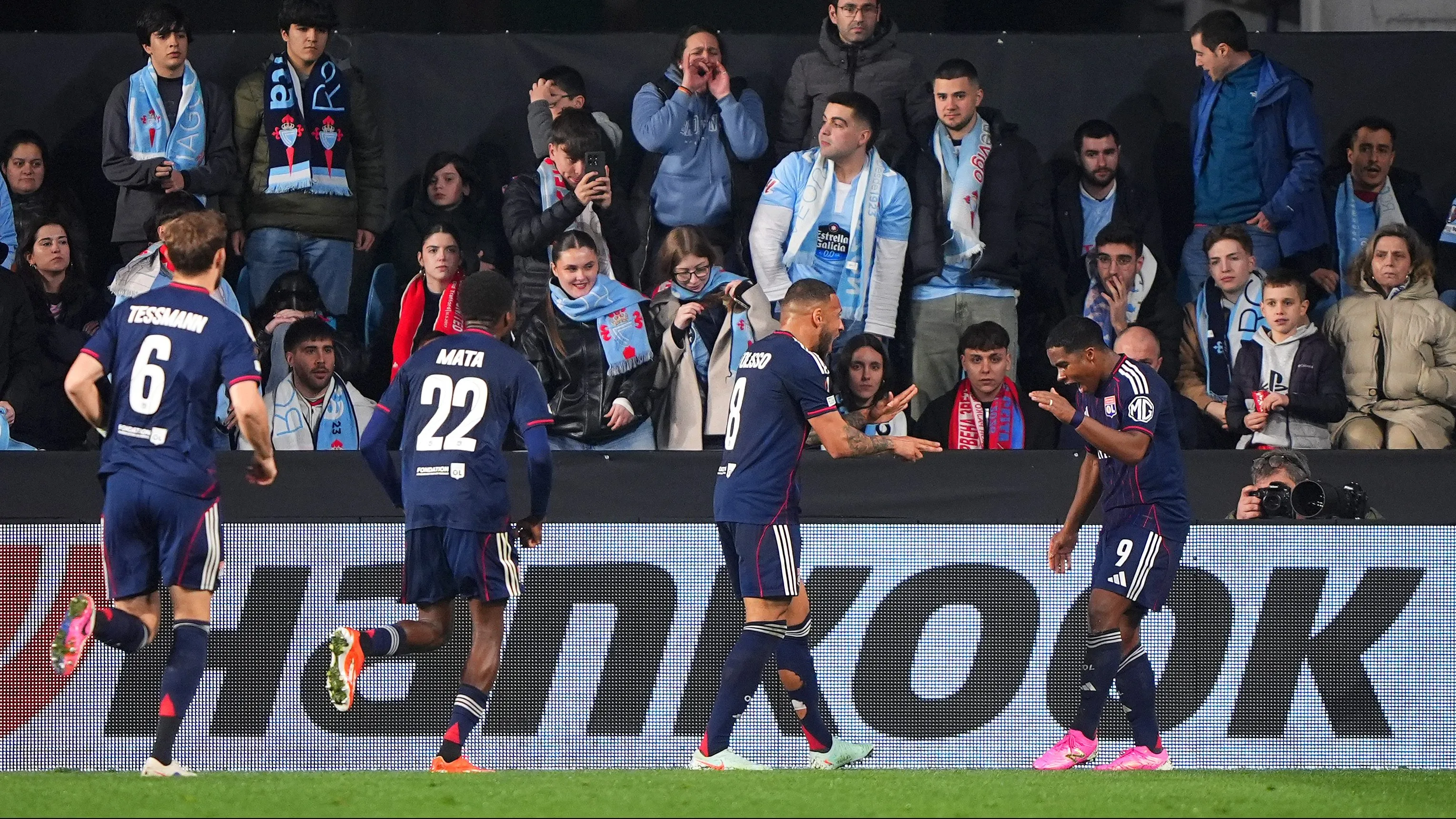 Endrick comemorando gol do Lyon. Foto: Jose Manuel Alvarez Rey/Getty Images