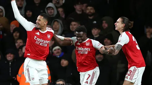 Saliba, Saka e Calafiori, pelo Arsenal. (Photo by Alex Pantling/Getty Images)