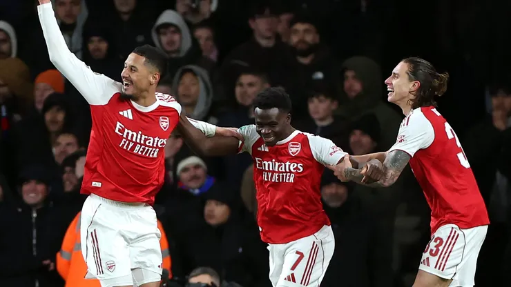 Saliba, Saka e Calafiori, pelo Arsenal. (Photo by Alex Pantling/Getty Images)