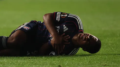 Endrick sofre falta de dois jogadores ao mesmo tempo em Celta x Lyon e vídeo repercute na web. Foto: IMAGO / SportPix UK

