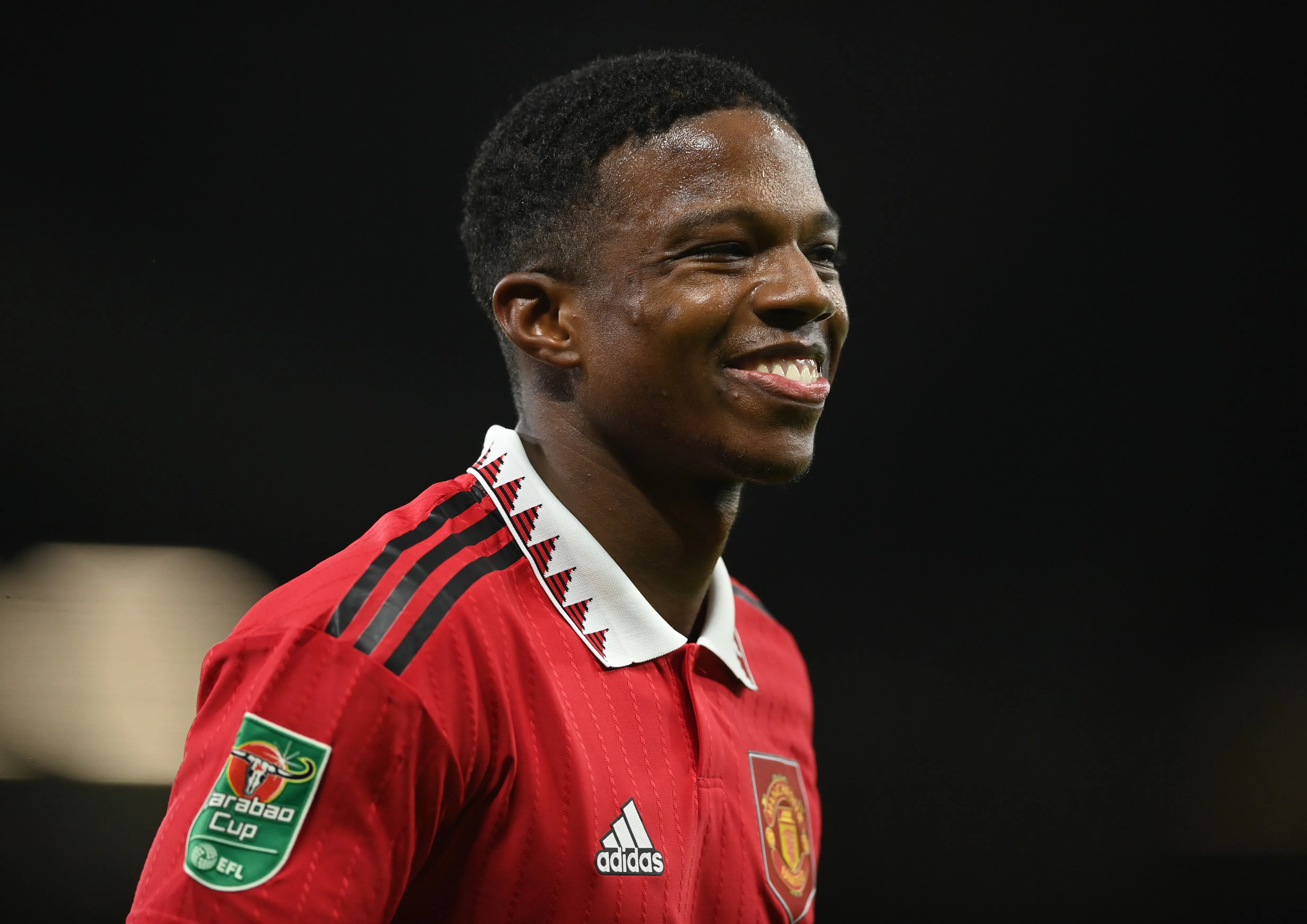 Tyrell Malacia irá deixar o Manchester United. (Photo by Gareth Copley/Getty Images)