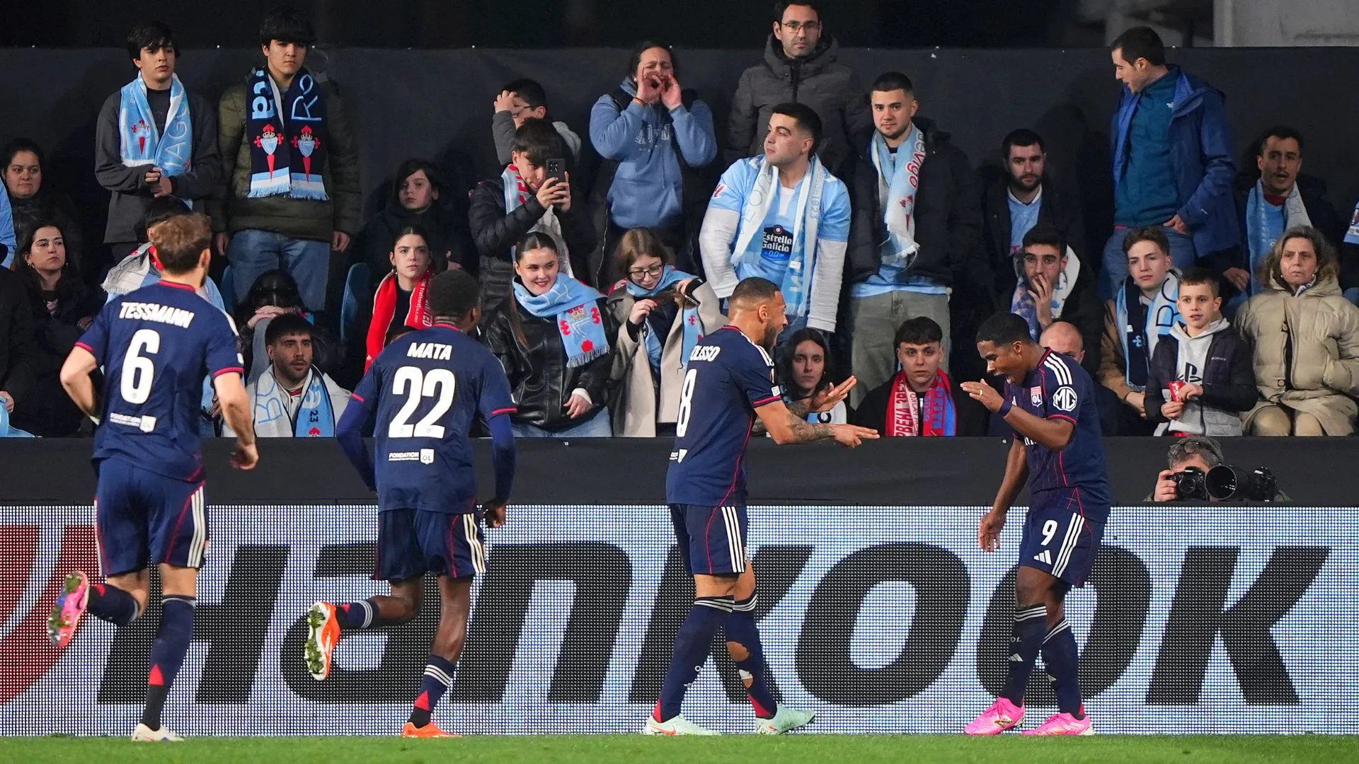 Endrick comemorando gol com outros jogadores do Lyon (foto: Jose Manuel Alvarez Rey/Getty Images)