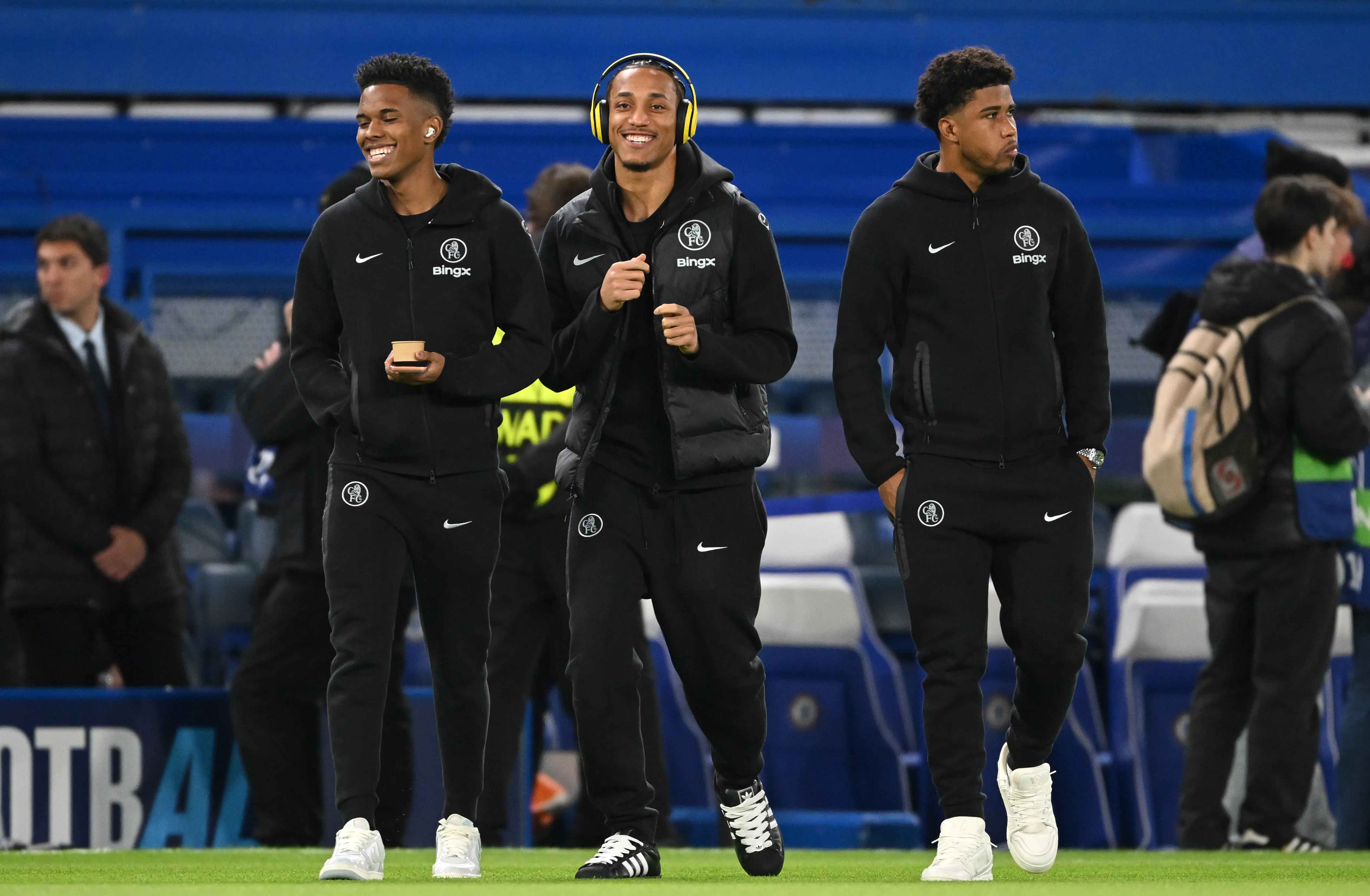 Andrey Santos ao lado de João Pedro e Estêvão. Foto: Mike Hewitt/Getty Images