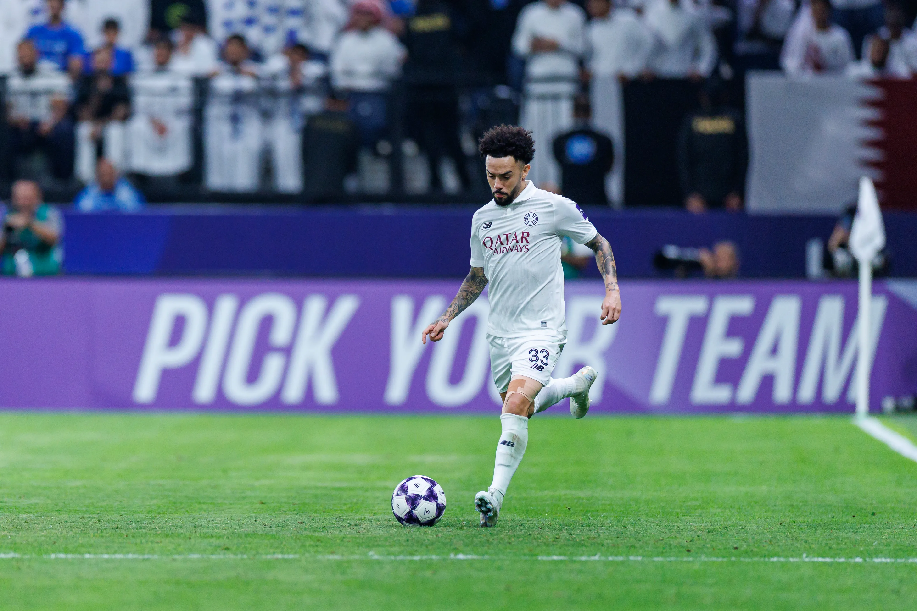 Claudinho em campo pelo Al-Sadd (Foto: Abdullah Ahmed/Getty Images)