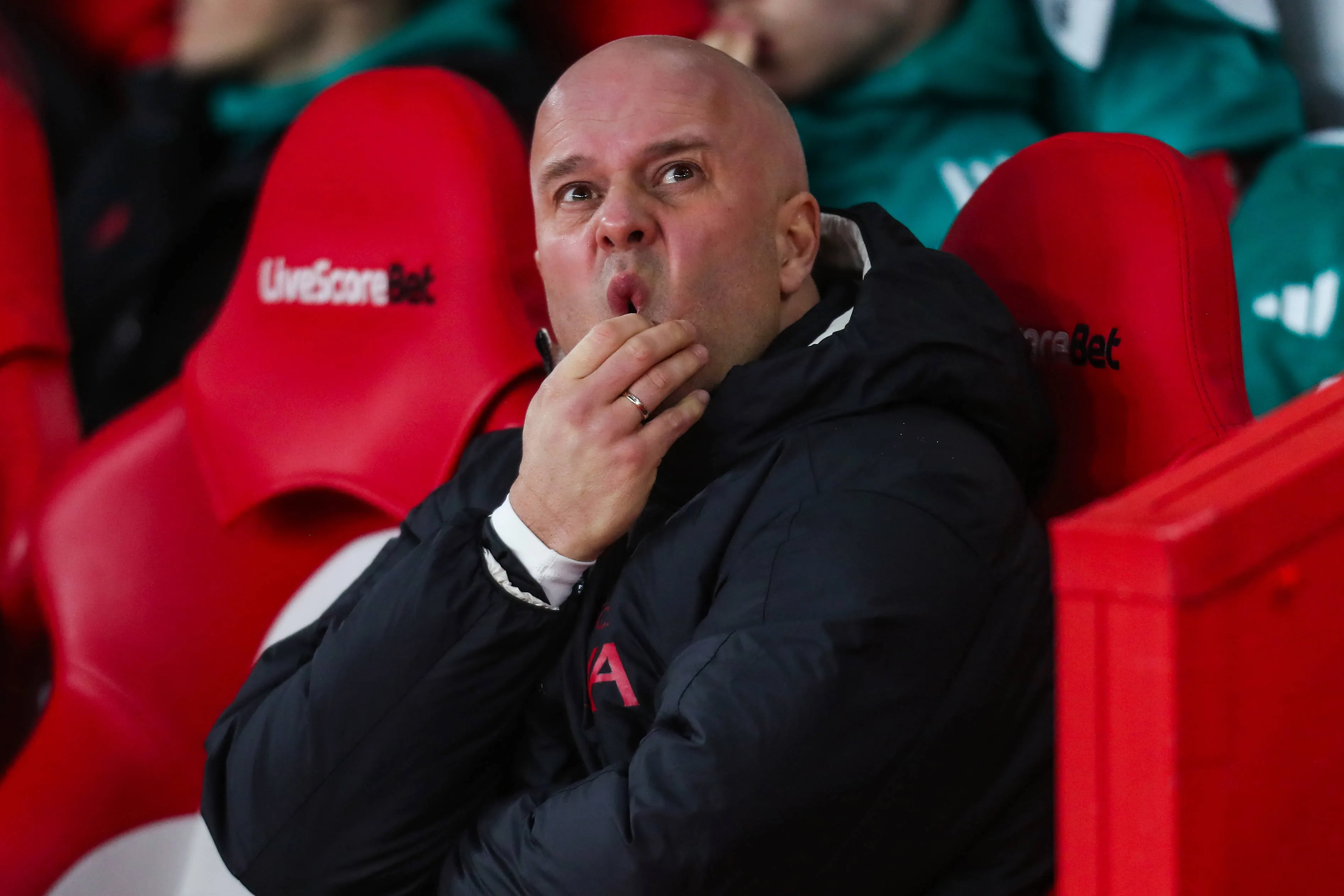 Arne Slot estaria incomodado e furioso com os relatos de uma possível chegada de Xabi Alonso, que o Liverpool admira muito, como informou o TEAMtalk. Foto: IMAGO /&nbsp;Every Second Media