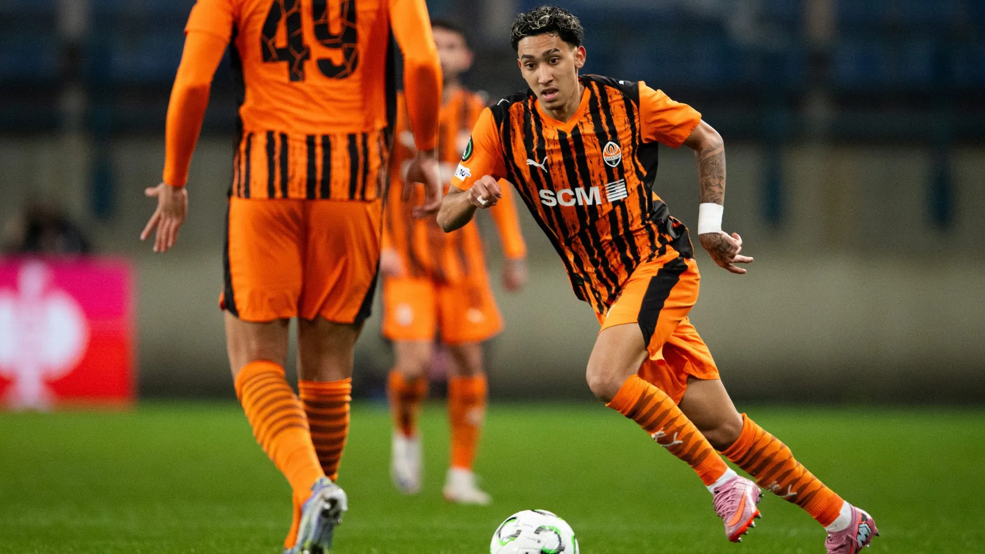 Lance de Isaque em jogo do Shakhtar (foto: Mateusz Slodkowski/Getty Images)
