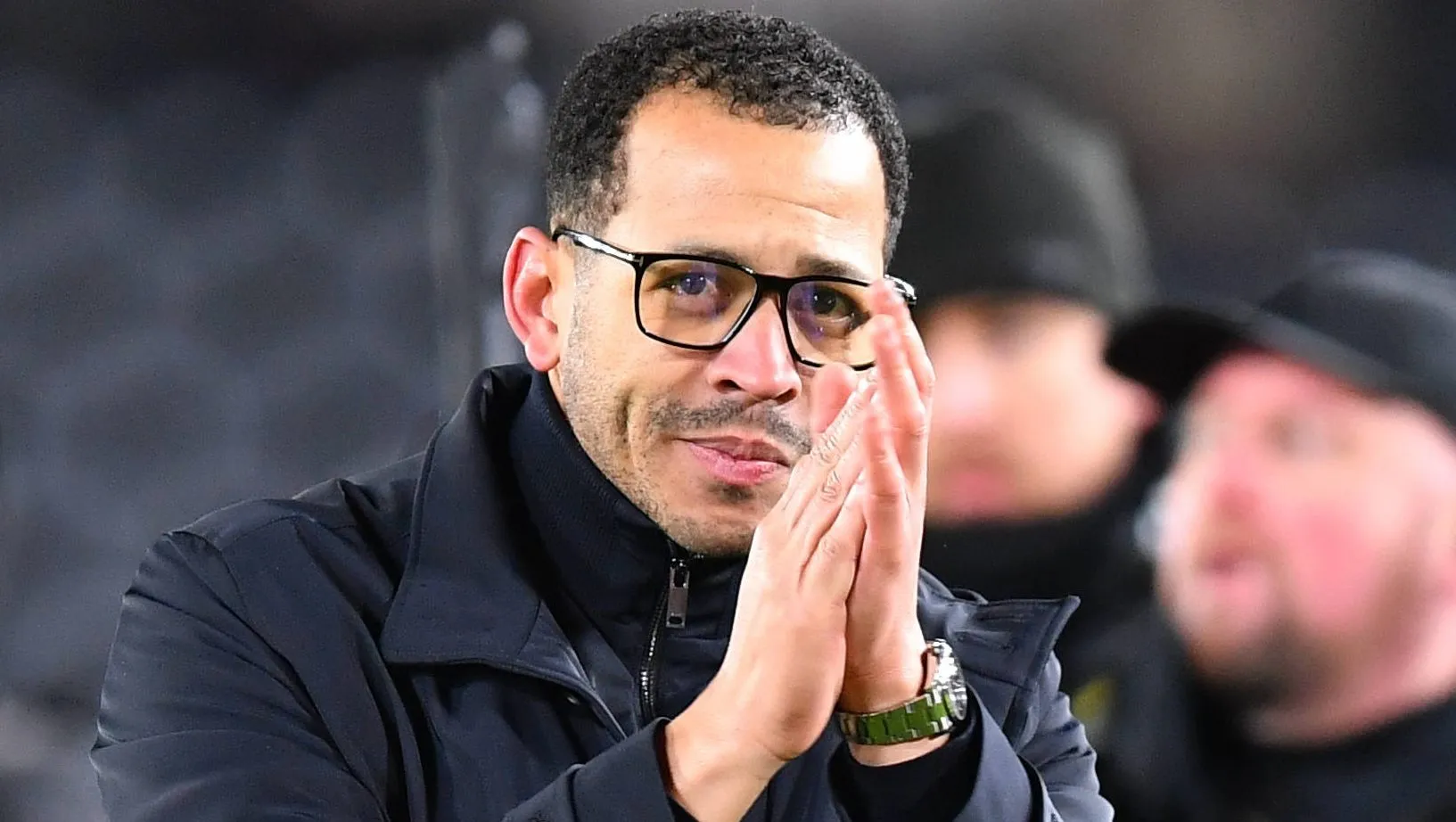 Liam Rosenior, em campo, aplaudindo