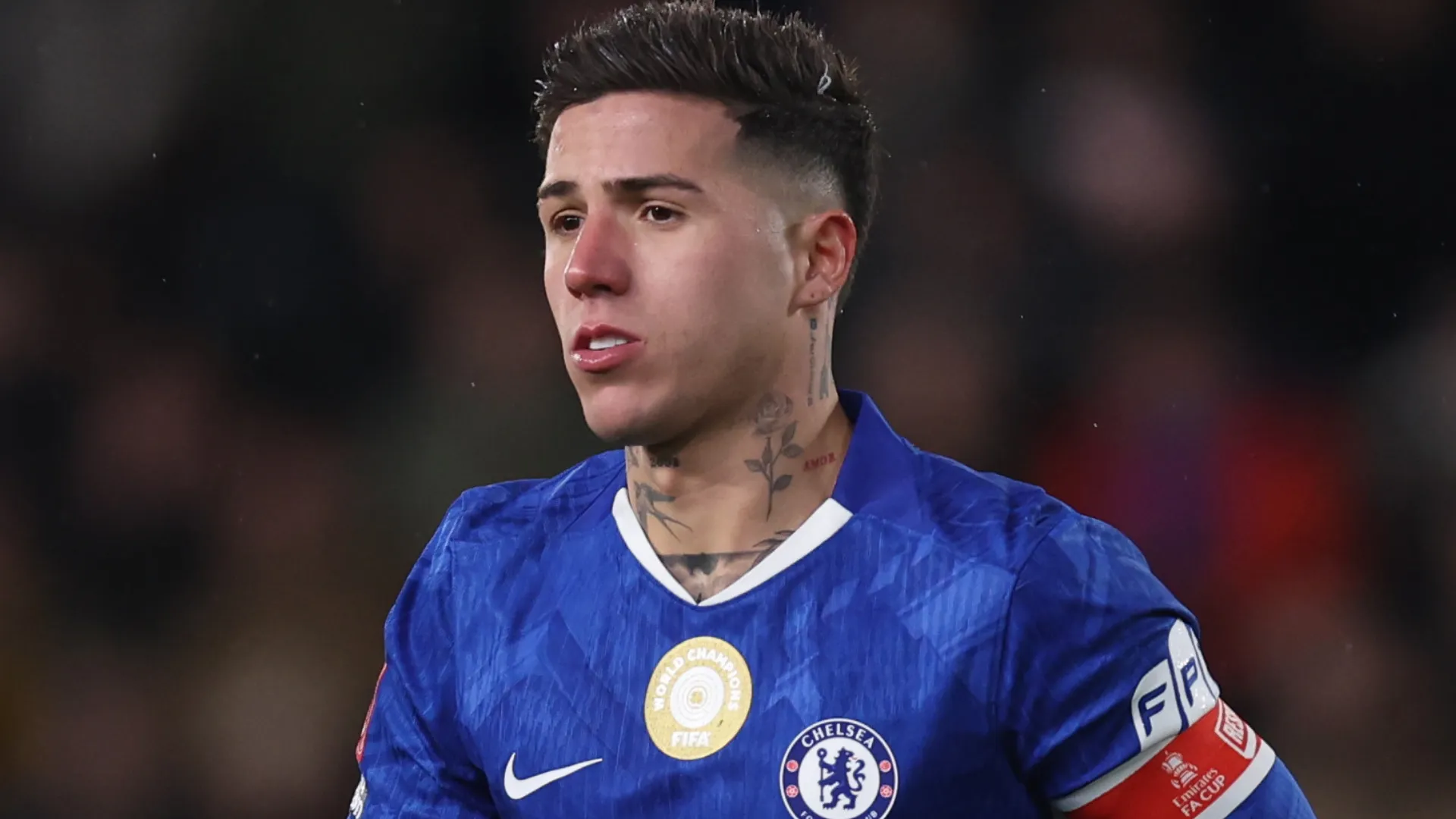 Enzo Fernández aparece concentrado durante uma partida pelo Chelsea