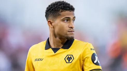 João Gomes em campo pelo Wolverhampton. Foto: Judit Cartiel/Getty Images
