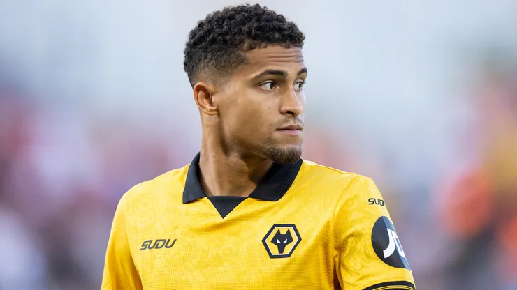 João Gomes em campo pelo Wolverhampton. Foto: Judit Cartiel/Getty Images