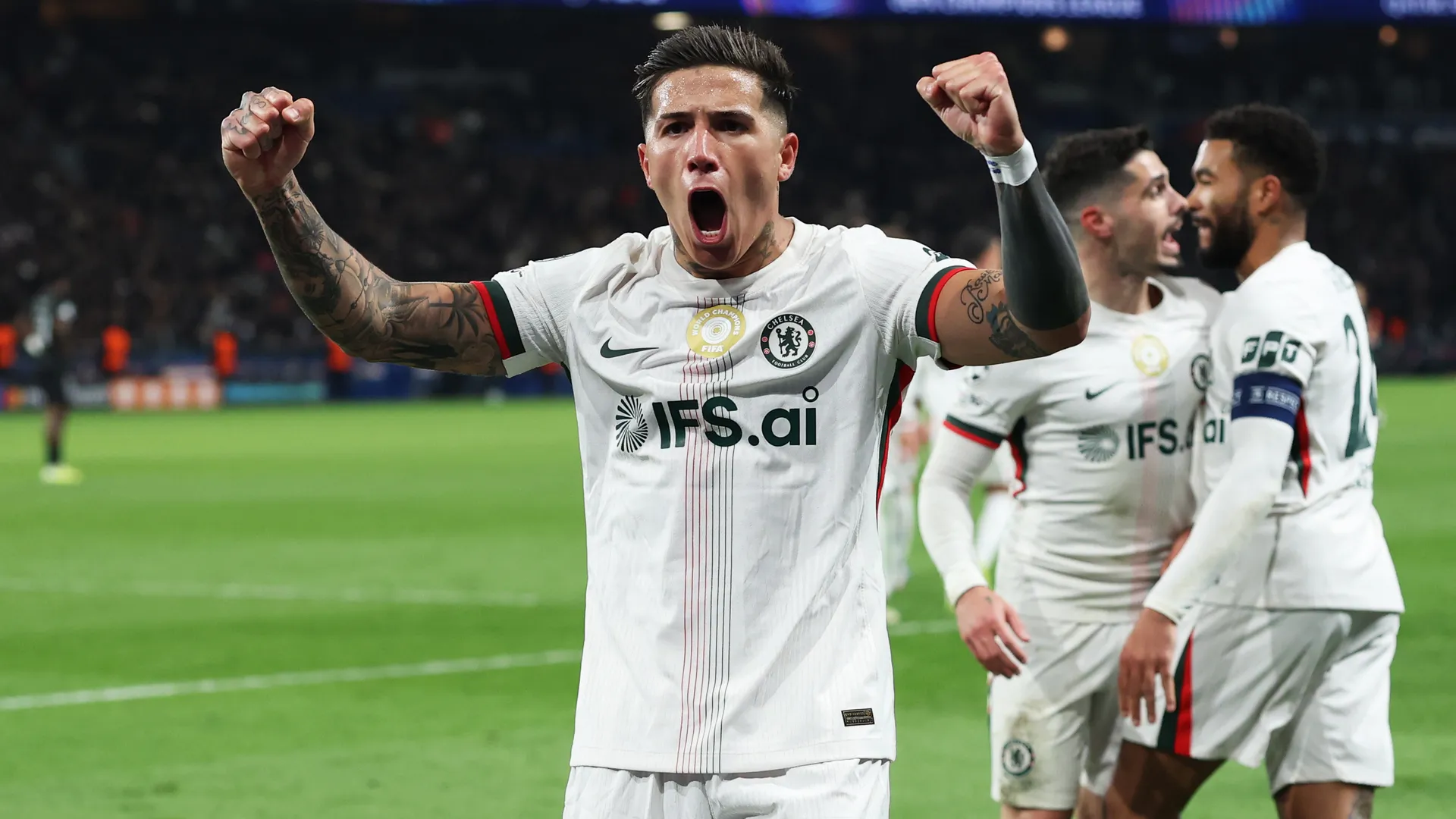 Enzo Fernández comemora pelo Chelsea (Foto: Justin Setterfield/Getty Images)