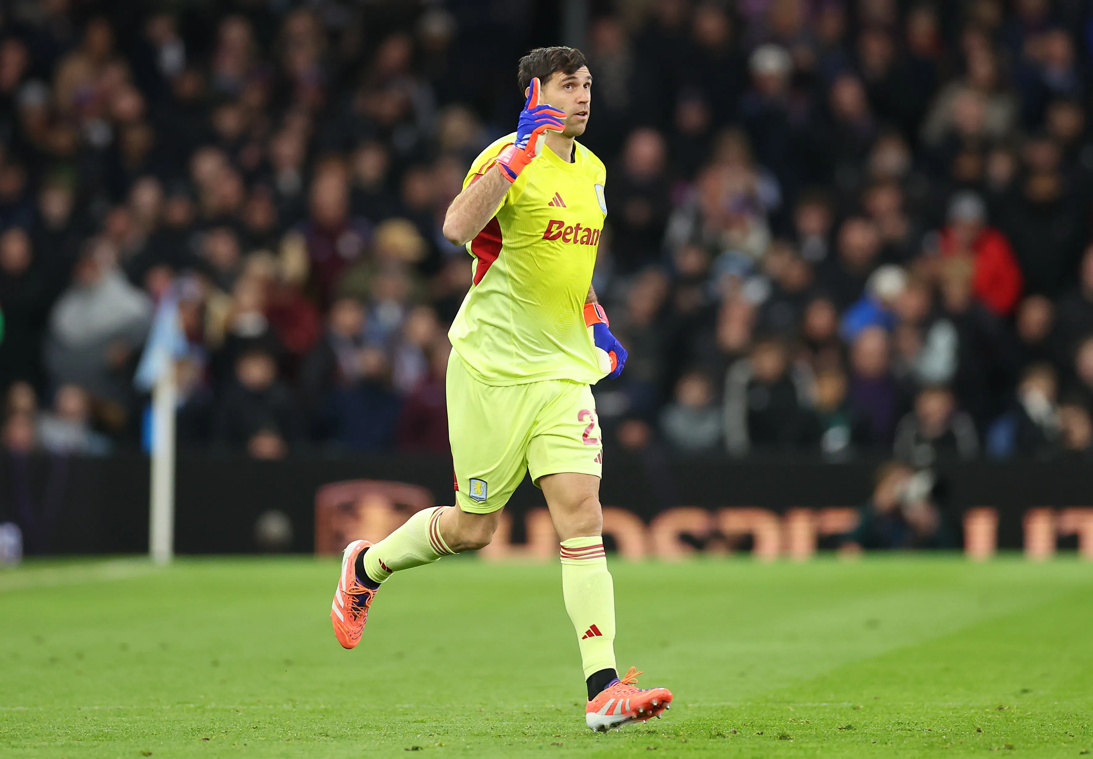 Dibu Martínez em ação pelo Aston Villa. (Foto: Molly Darlington/Getty Images)