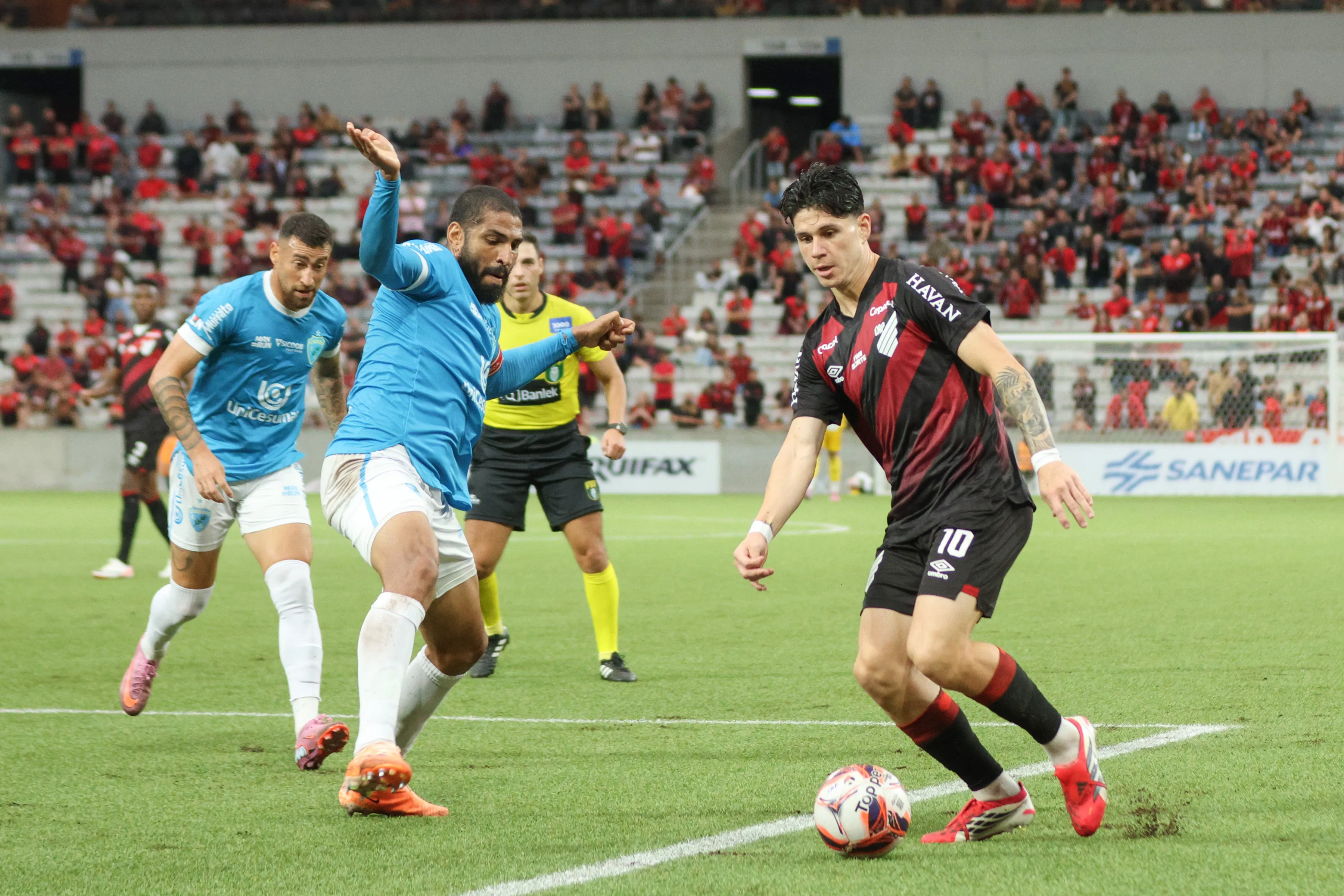 Bruno Zapelli em ação no Campeonato Paranaense. Foto: Robson Mafra/AGIF