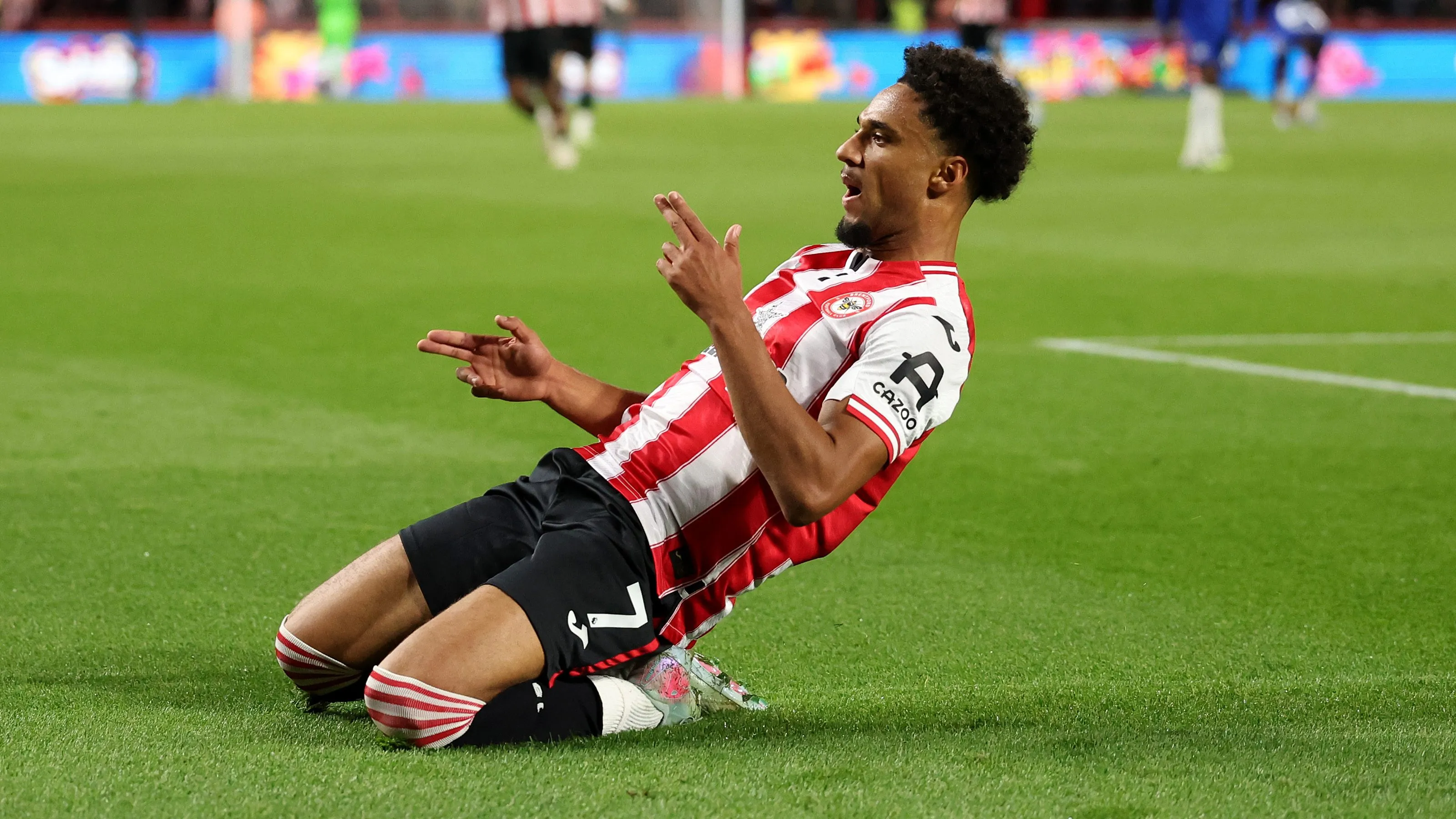 Kevin Schade, alvo do Arsenal, em jogo do Brentford. Foto: Harry Murphy/Getty Images