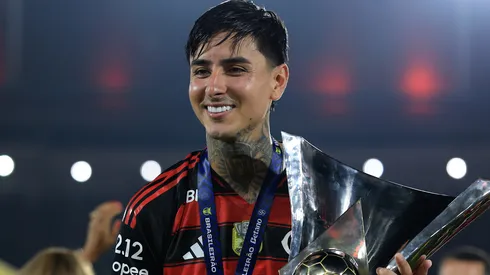 Erick Pulgar com a taça do Brasileirão. Foto: Buda Mendes/Getty Images