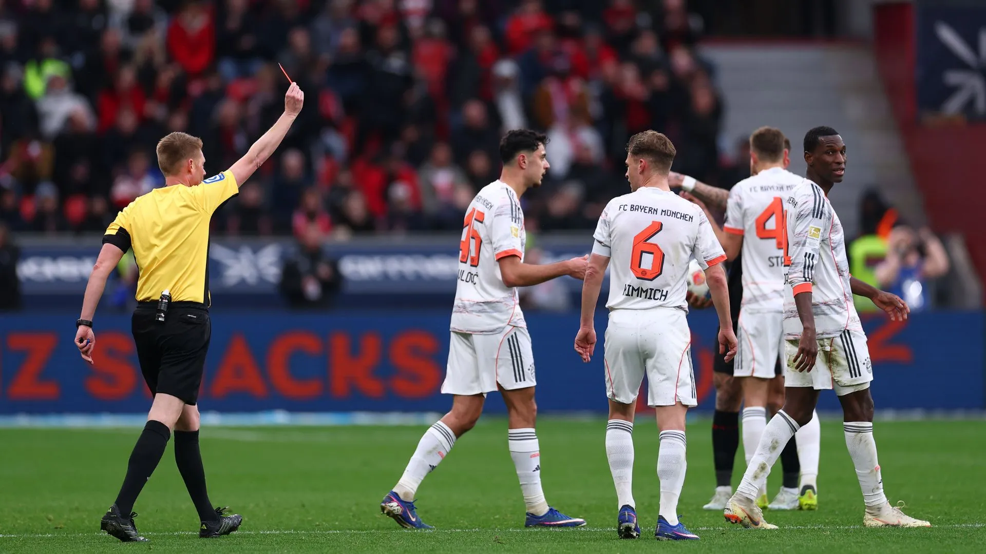 Jackson foi expulso e deixou o Bayern de Munique com um a menos contra o Leverkusen (foto: Dean Mouhtaropoulos/Getty Images)
