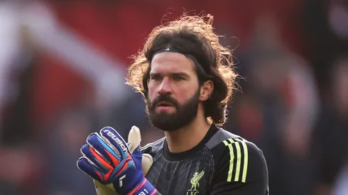 Liverpool renova com Alisson e bloqueia saída do goleiro rumo à Juventus. (Photo by Carl Recine/Getty Images)