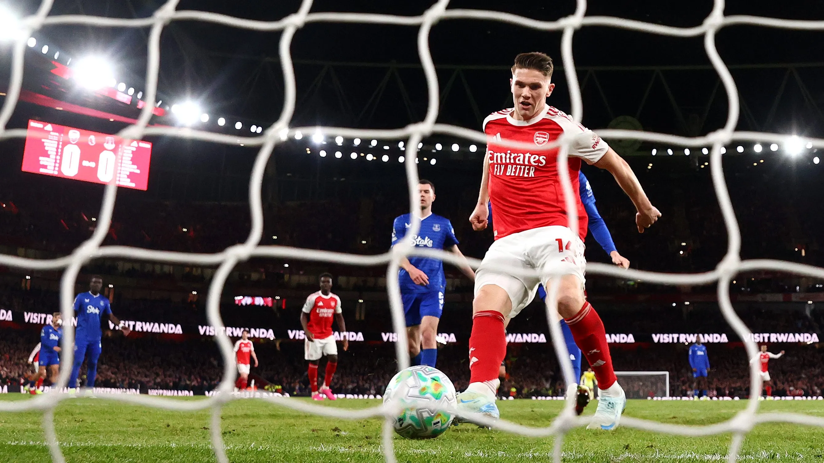 Gyökeres marcando o primeiro do Arsenal contra o Everton. Foto: Alex Pantling/Getty Images
