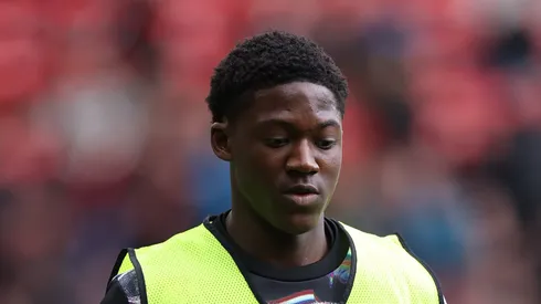 Manchester United segue tendo o Napoli interessado em Kobbie Mainoo. (Photo by Alex Livesey/Getty Images)