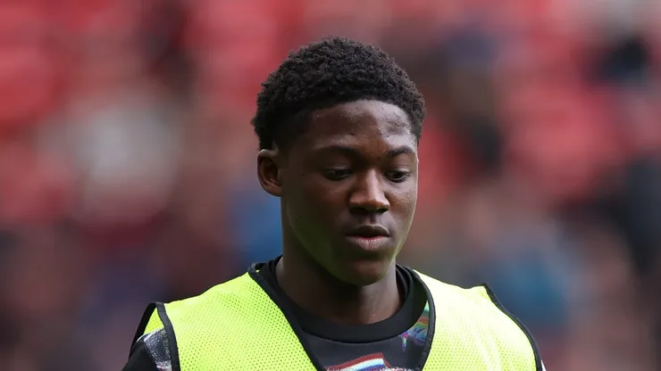 Manchester United segue tendo o Napoli interessado em Kobbie Mainoo. (Photo by Alex Livesey/Getty Images)