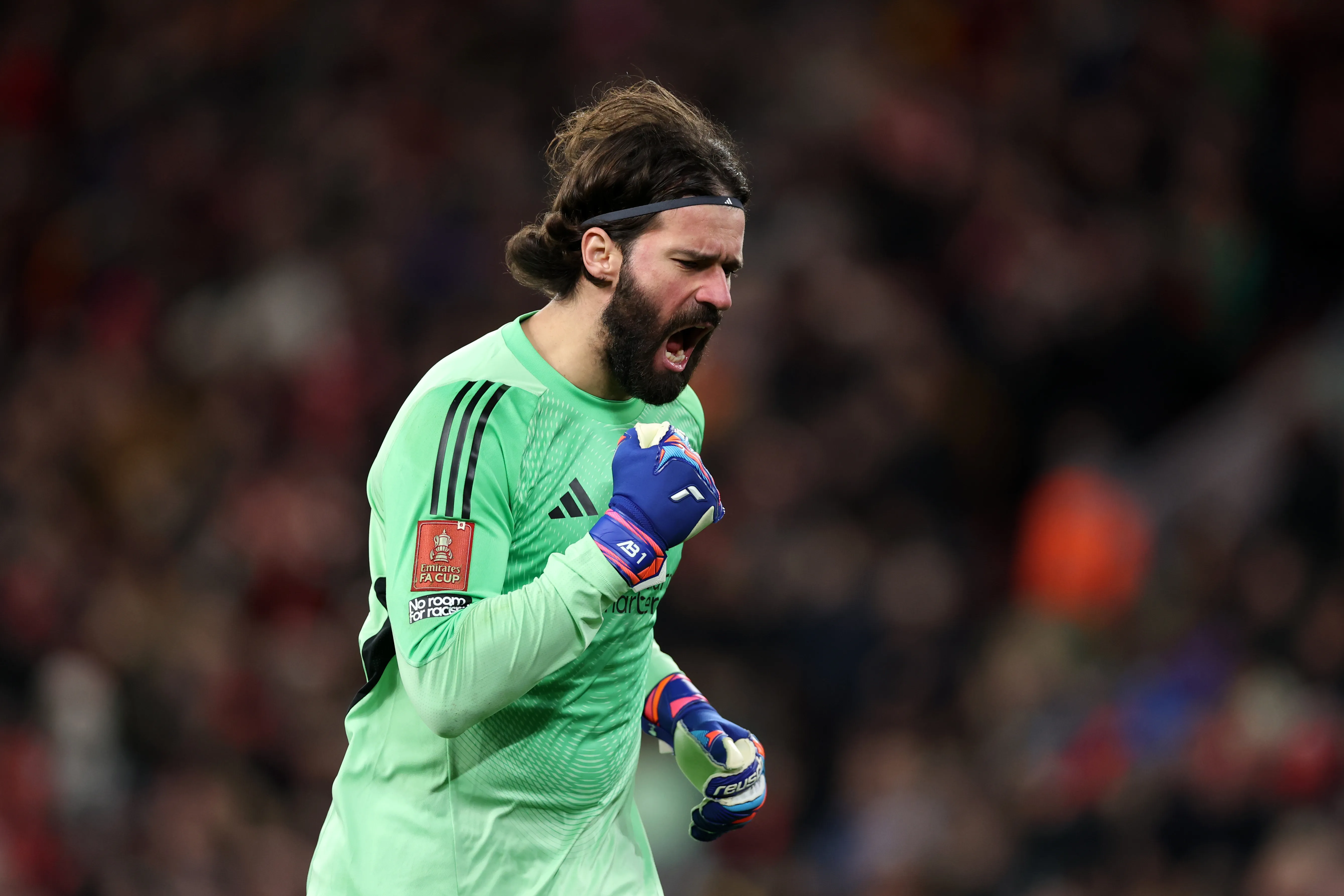 Alisson comemora gol marcado pelo Liverpool. Foto: Justin Setterfield/Getty Images