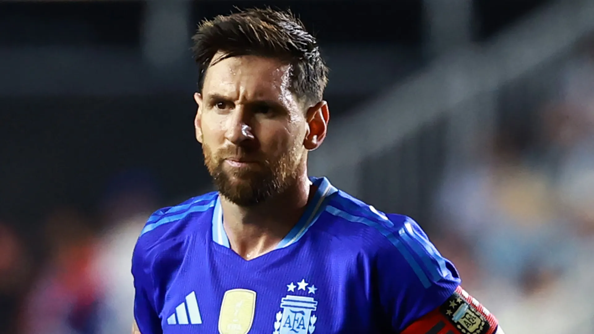 Lionel Messi em jogo como capitão da Argentina