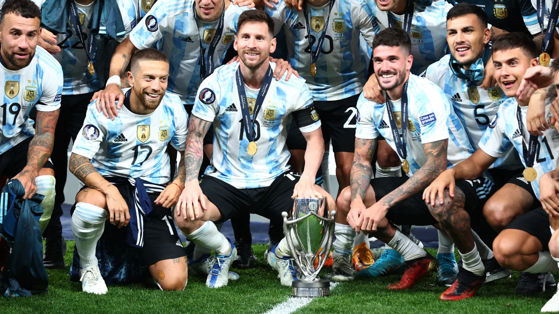 Seleção Argentina comemorando título da Finalissima 2022