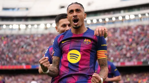 Raphinha marca contra o Sevilla. (Foto: Alex Caparros/Getty Images)