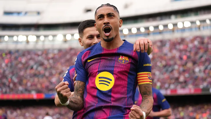 Raphinha marca contra o Sevilla. (Foto: Alex Caparros/Getty Images)