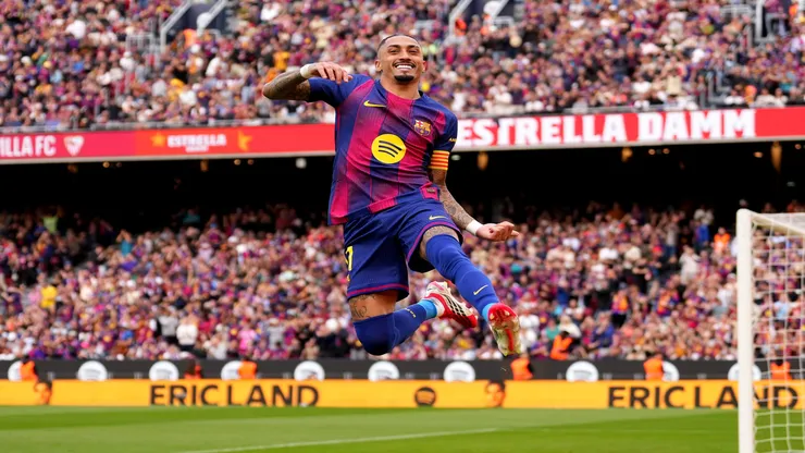 Raphinha foi o destaque do Barcelona contra o Sevilla - Alex Caparros/Getty Images