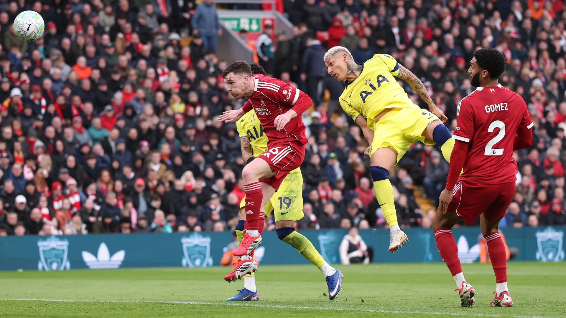 Richarlison quase marcou no primeiro tempo (foto: Michael Regan/Getty Images)