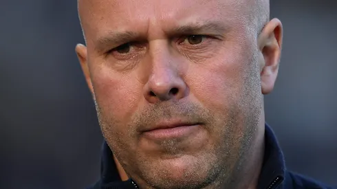 Arne Slot pode deixar o Liverpool em breve. (Photo by Carl Recine/Getty Images)