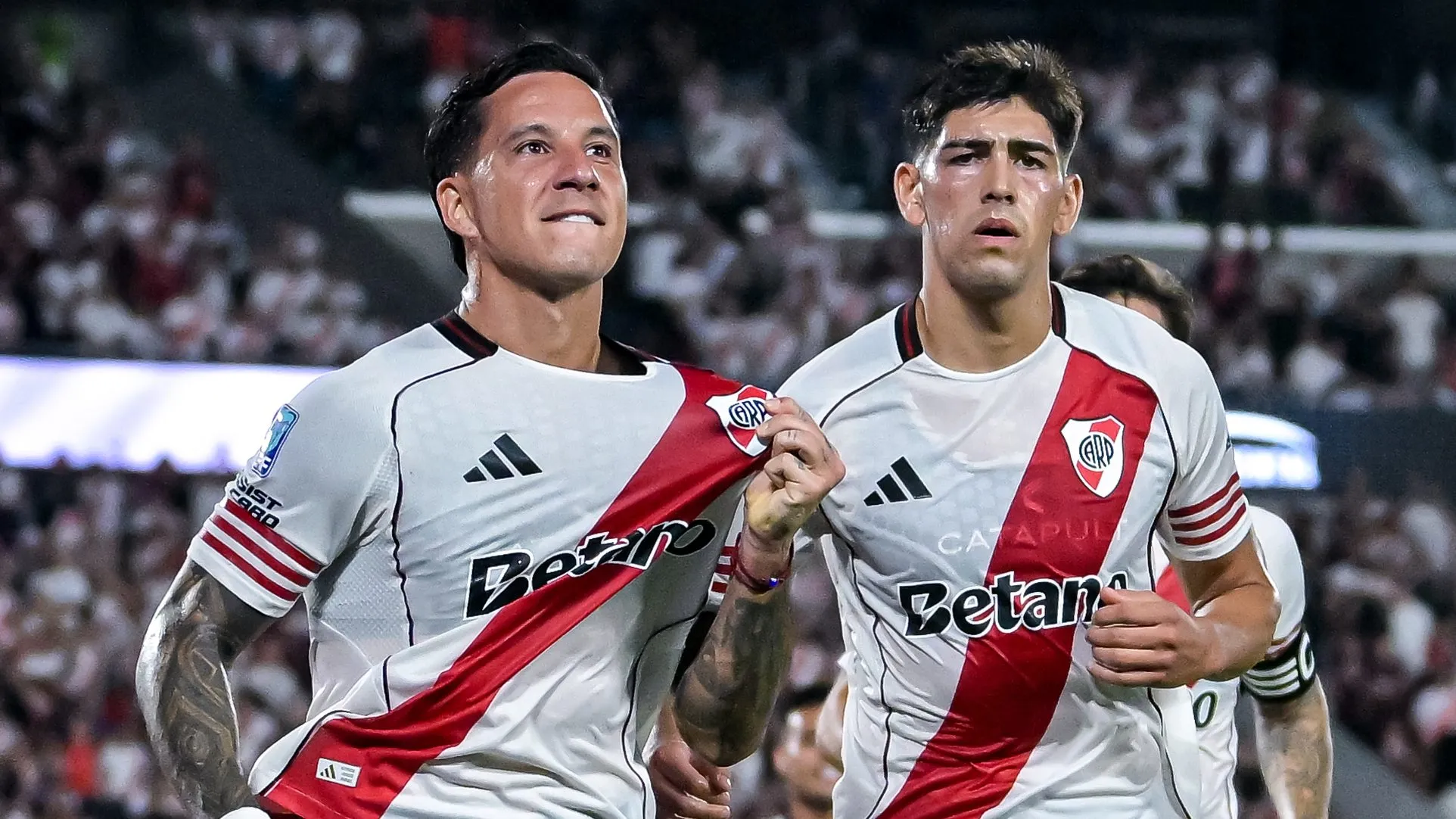 Sebastian Driussi do River Plate comemora após marcar o primeiro gol de sua equipe durante partida do Torneo Apertura Mercado Libre 2026 entre River Plate e Sarmiento no Estádio Más Monumental Antonio Vespucio Liberti em 15 de março de 2026 em Buenos Aires Argentina. (Foto de Marcelo Endelli/Getty Images)