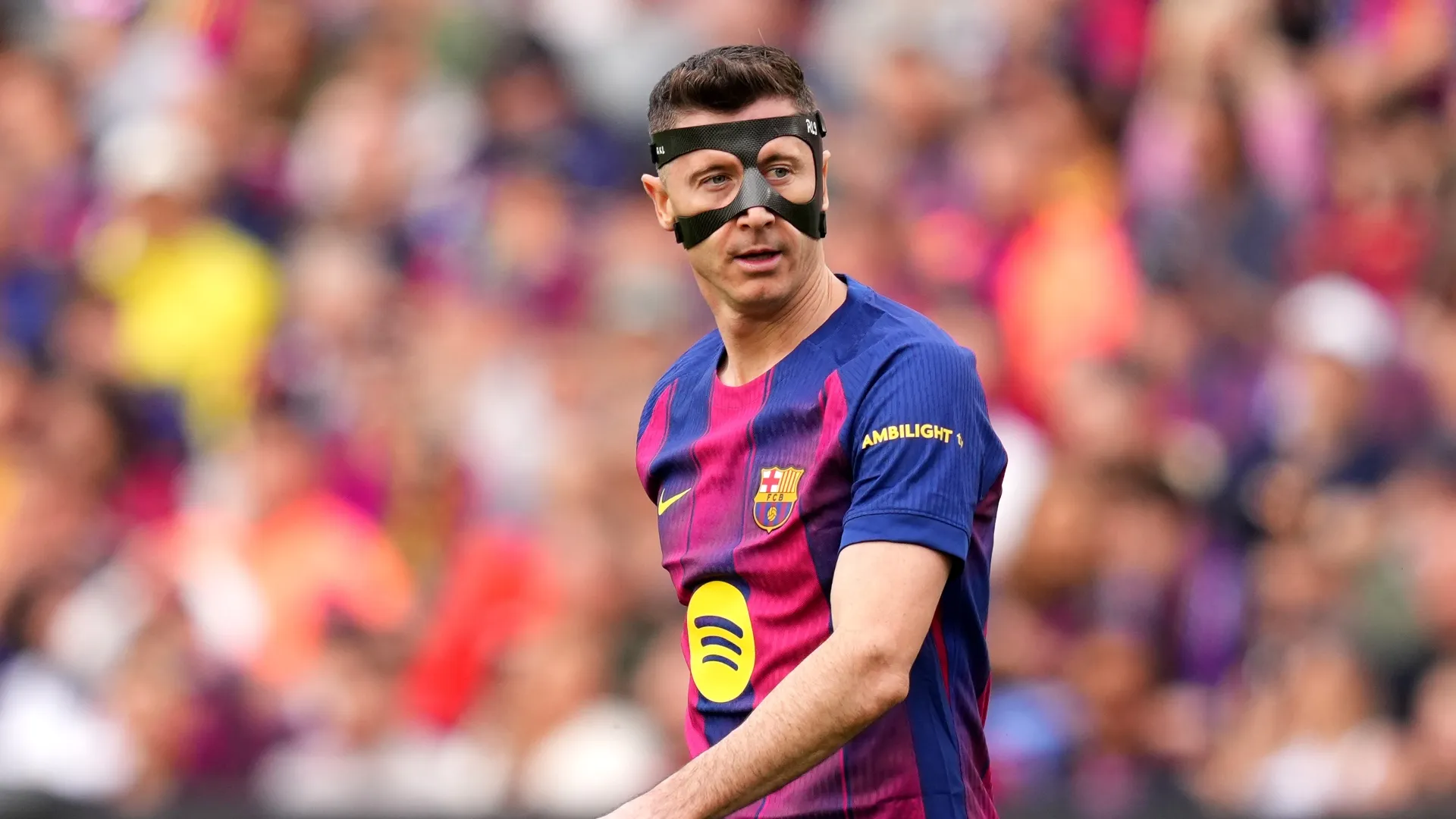 O centroavante Lewandowski em campo com o Barcelona