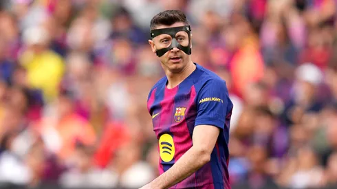 O centroavante Lewandowski em campo com o Barcelona (Alex Caparros/Getty Images)