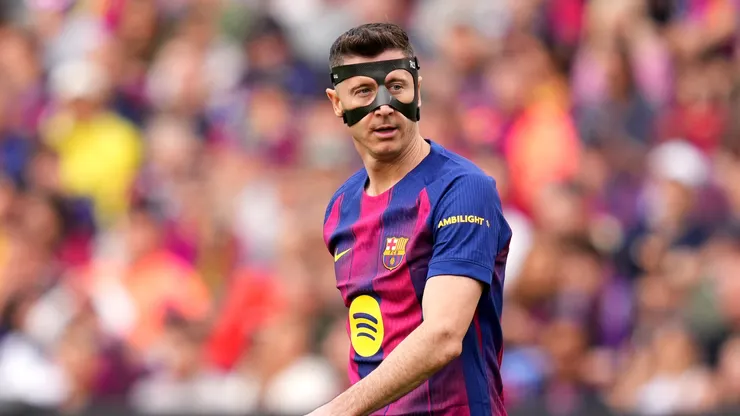 O centroavante Lewandowski em campo com o Barcelona (Alex Caparros/Getty Images)