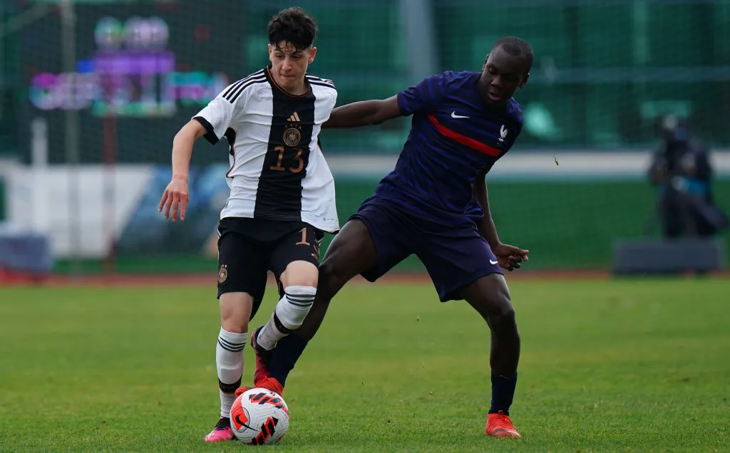 Deniz Ofli, da Alemanha (esquerda) com Rayane Messi Tanfouri, da França (direita), em ação durante o amistoso internacional entre França Sub-16 e Alemanha Sub-16, em 2023. Foto: Gualter Fatia/Getty Images for DBF