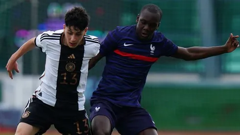 Deniz Ofli da Alemanha e Rayane Messi (de azul marinho), pela França, alvo do Barcelona. Foto: Gualter Fatia / Getty Images para DBF