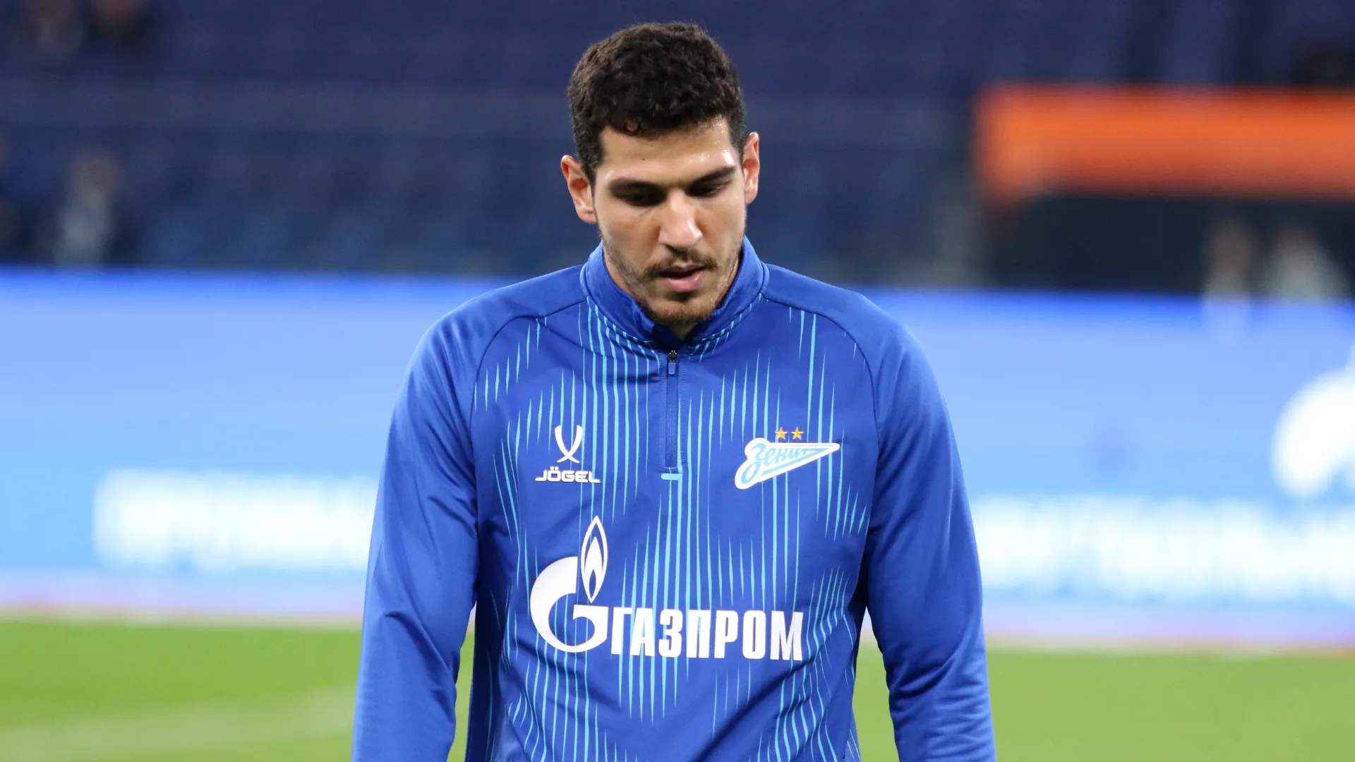 Nino olhando para baixo durante partida pelo Zenit