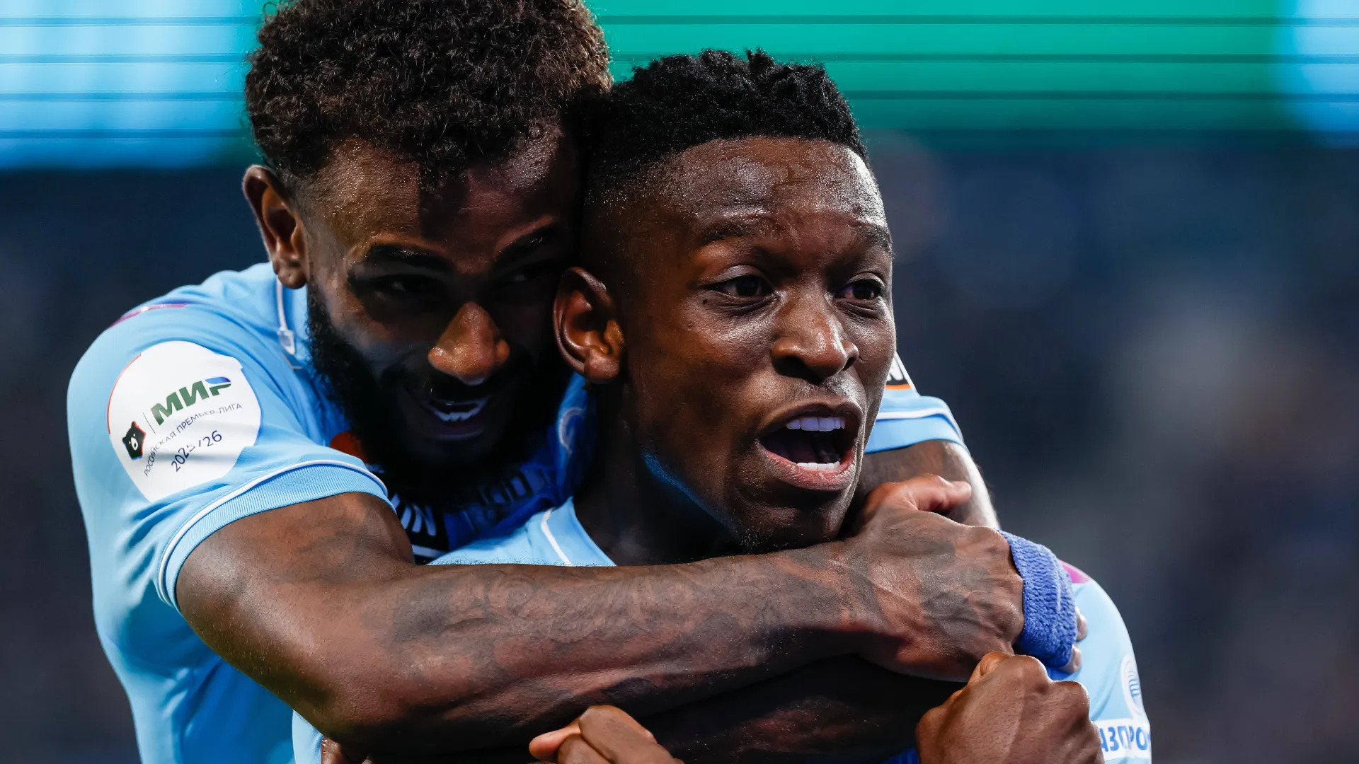 Luiz Henrique comemora ao lado de Wendel