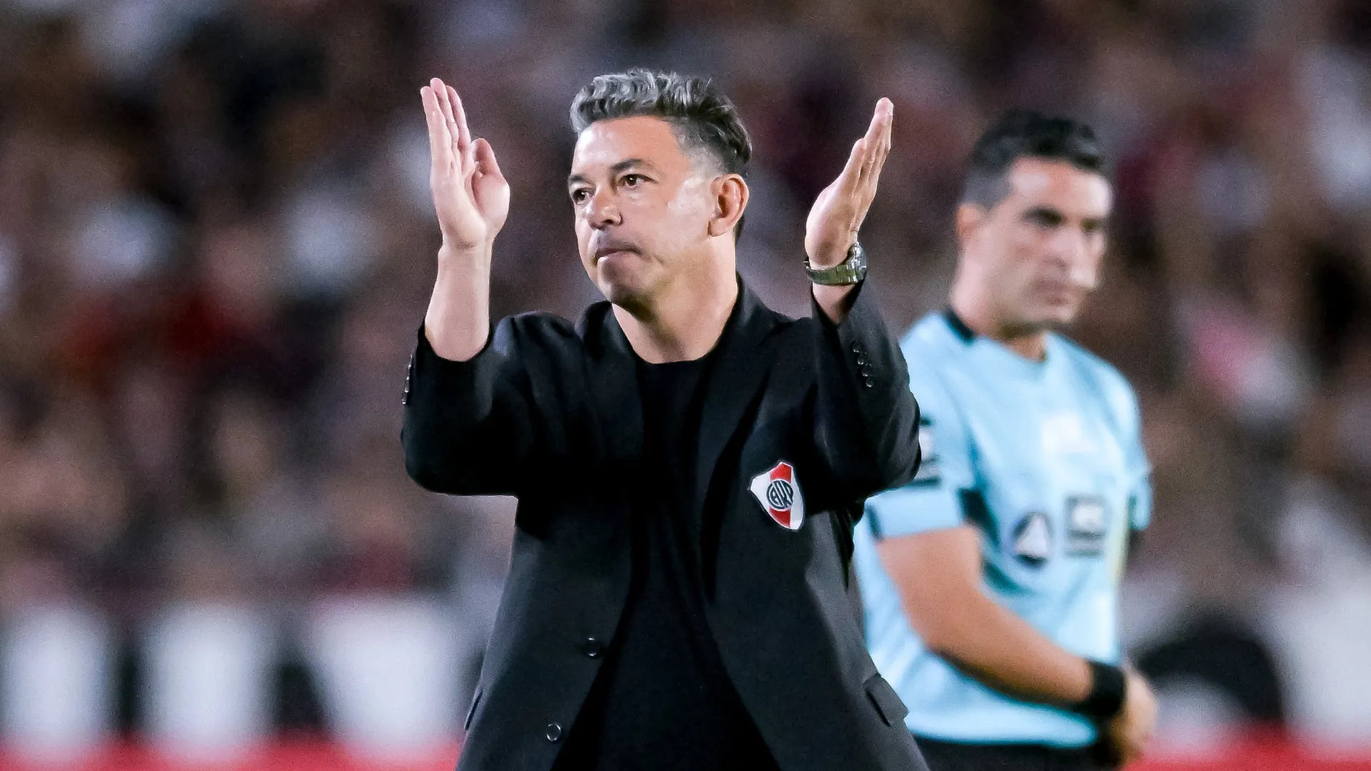 Marcelo Gallardo bate palmas durante jogo do River Plate